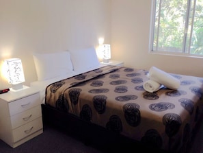 Schreibtisch, Bügeleisen/Bügelbrett, Babybetten, Zustellbetten