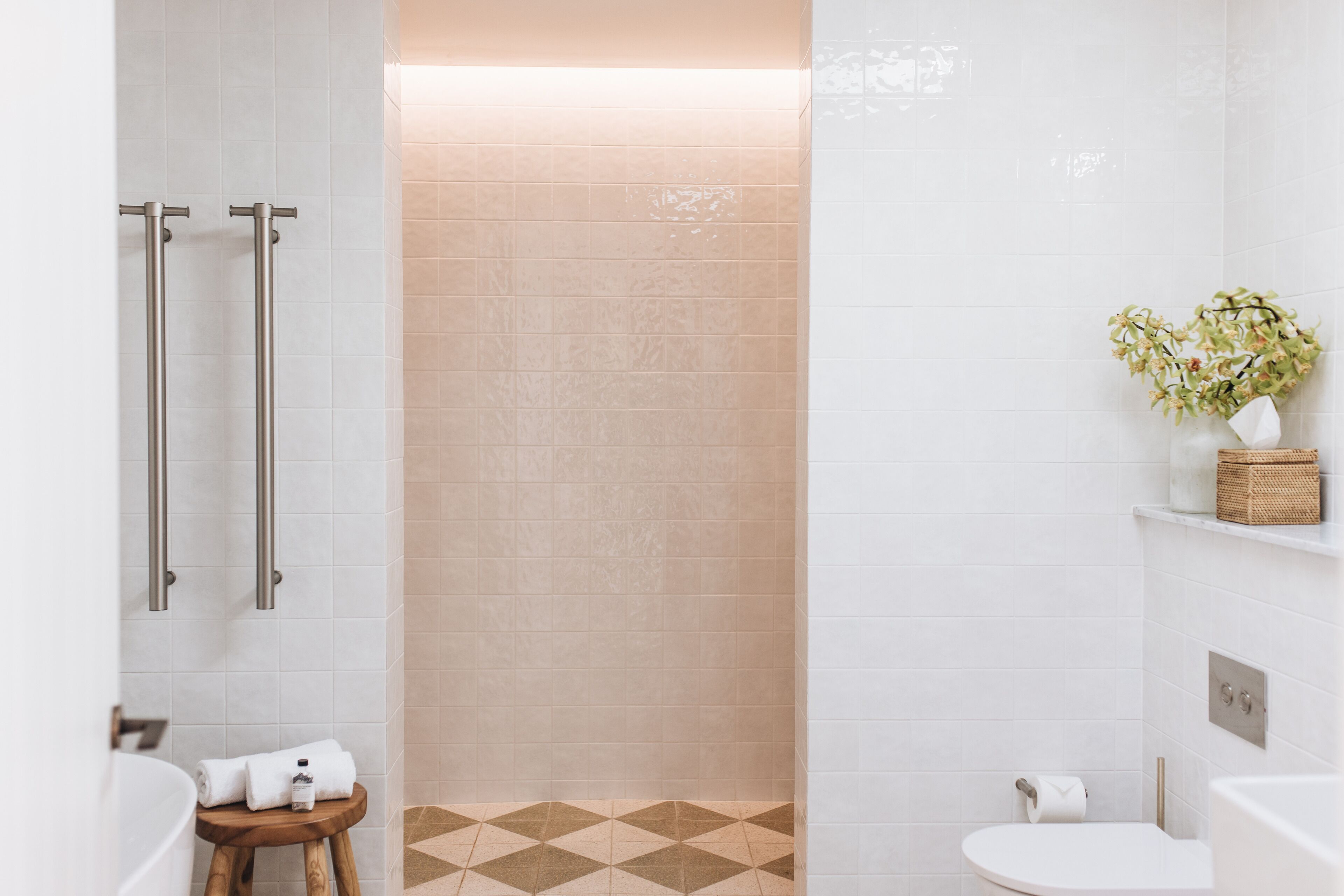 Un baño moderno con ducha, inodoro y bañera.