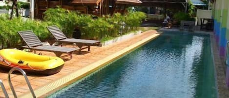 Piscine extérieure, chaises longues
