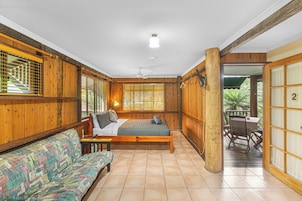 Mobiliario individual, escritorio, cortinas opacas