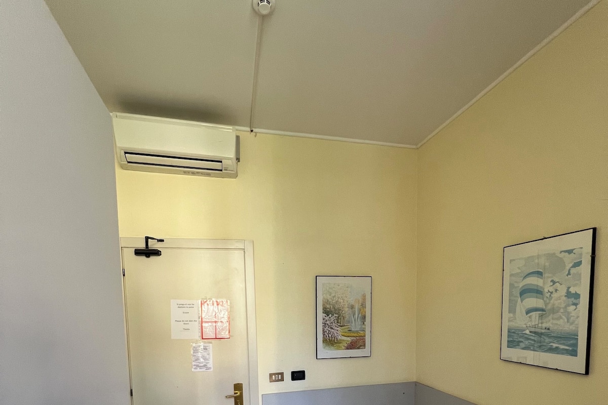 Habitación individual | Caja de seguridad en la habitación, escritorio, cunas y wifi gratis