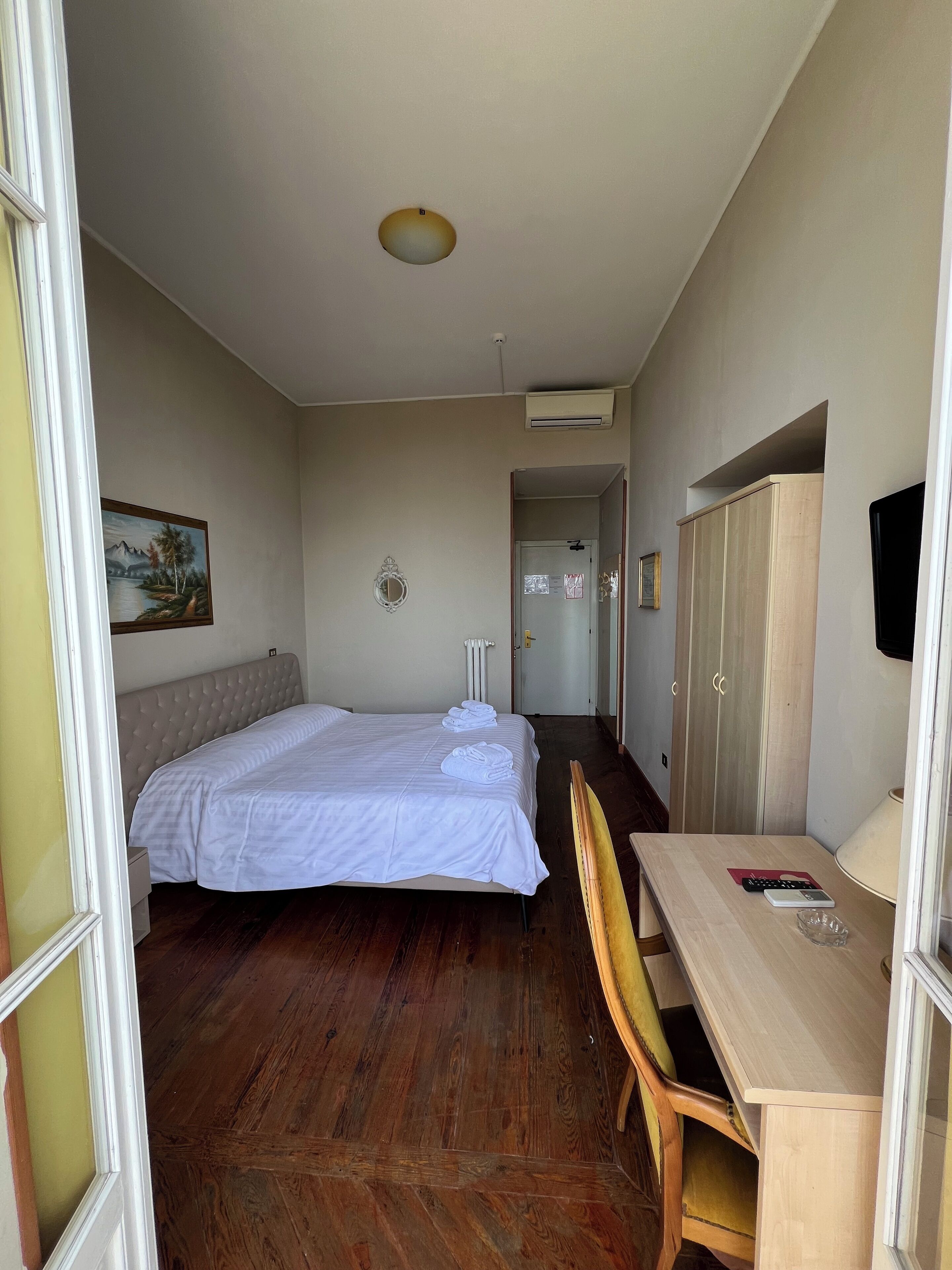 Camera con letto matrimoniale o 2 letti singoli, vista mare | Una cassaforte in camera, una scrivania