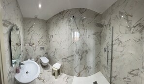 Quadruple Room, Sea View | In-room safe, desk, cots/infant beds, free WiFi - Hotel Petit Royal (Ospedaletti)