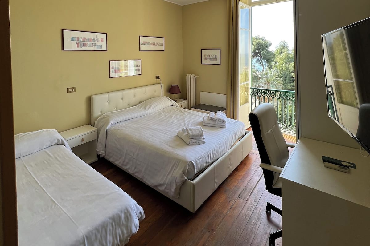 Habitación triple, vista al mar | Caja de seguridad en la habitación, escritorio, cunas y wifi gratis