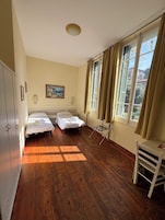 Habitación con 1 cama doble o 2 individuales | Caja fuerte, escritorio, cunas (de pago) y wifi gratis