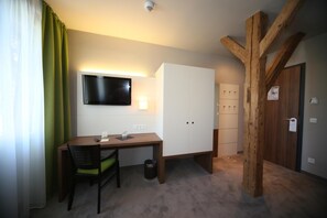 Caja de seguridad en la habitación, escritorio y cortinas blackout