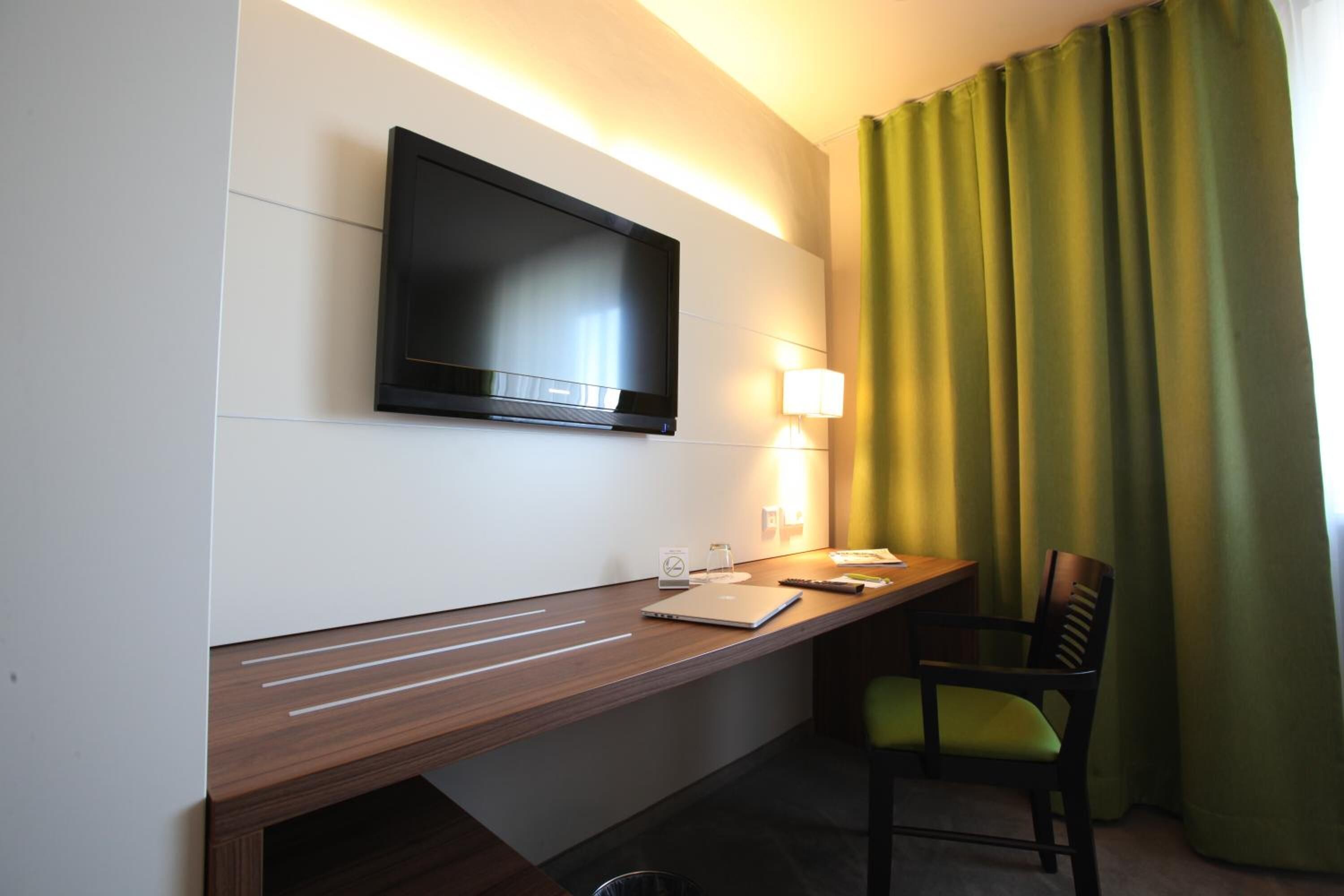 1 bedroom, in-room safe, desk, blackout curtains