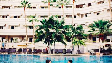 2 piscinas al aire libre, tumbonas