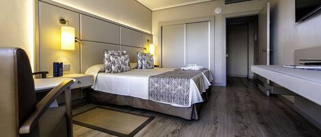 Minibaari, työpöytä, pimennysverhot, silitysrauta/-lauta