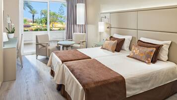 Minibar, skrivebord, blendingsgardiner og strykejern/-brett