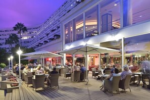 Bar au bord de la piscine