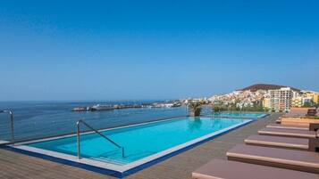 2 udendørs pools, liggestole