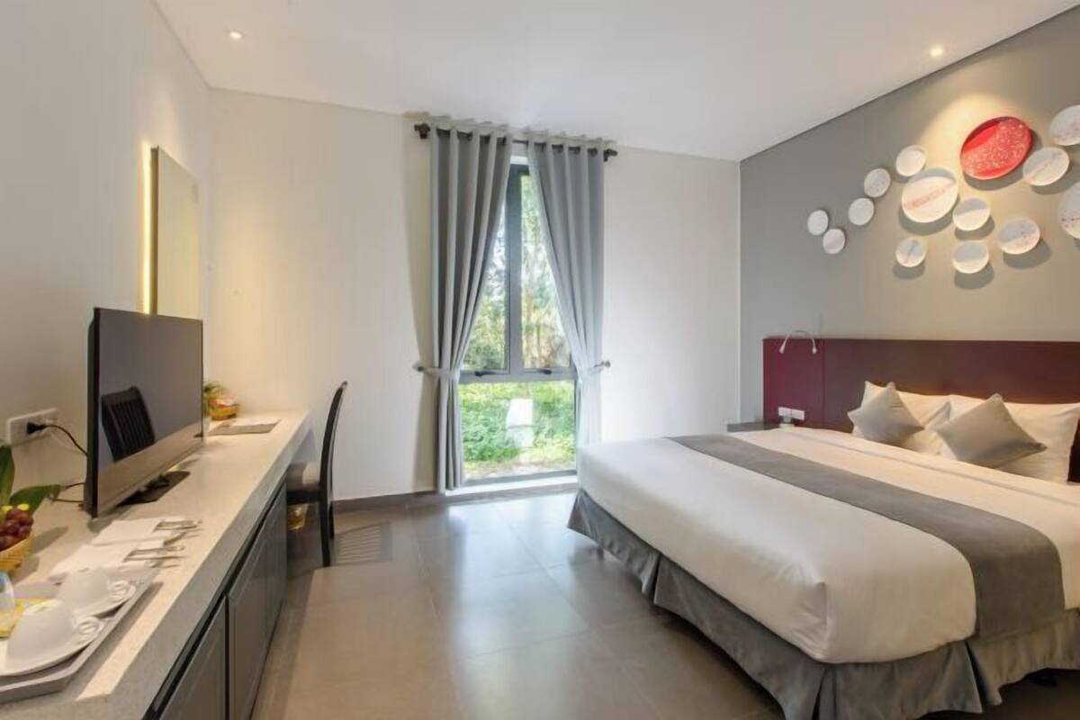 Minibar, escritorio, cortinas opacas y sistema de insonorización