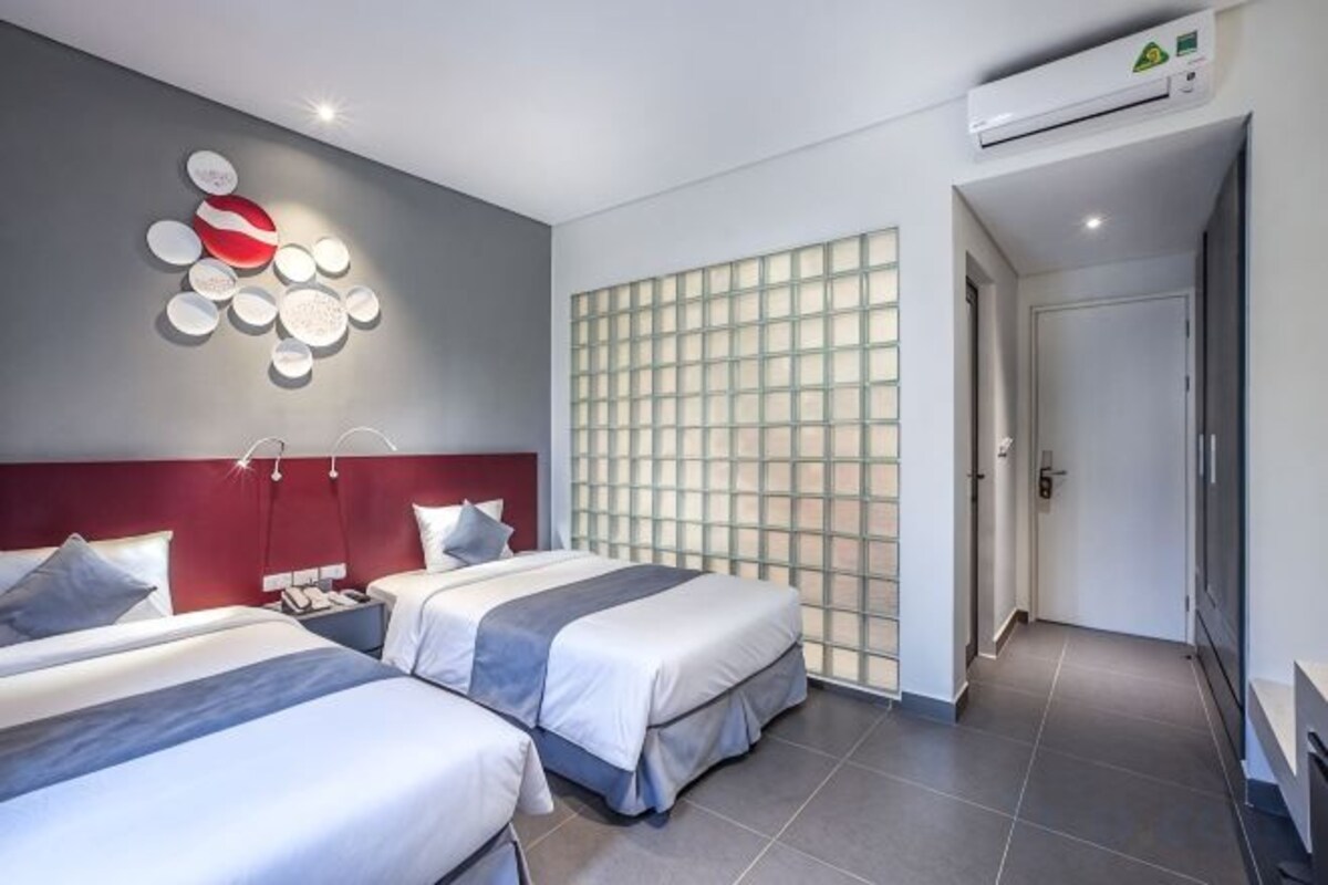 Minibar, escritorio, cortinas opacas y sistema de insonorización