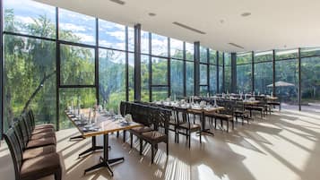 2 restaurantes; se sirve cocina asiática