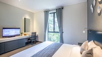 Minibar, escritorio, cortinas blackout y sistema de insonorización