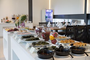 Se ofrece un desayuno completo todos los días (por un coste adicional)