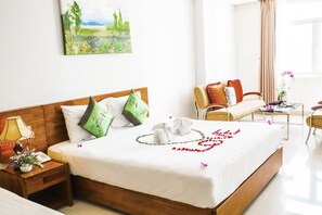 Suite Premier, 1 cama de matrimonio grande, no fumadores, vistas al mar | Sala de estar | Televisión LCD de 42 pulgadas con canales por cable, una televisión