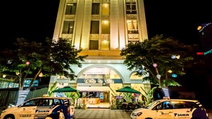 Mặt tiền nơi lưu trú - ban đêm