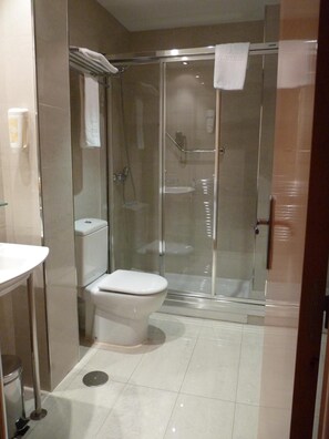 Dusche, kostenlose Toilettenartikel, Haartrockner, Handtücher