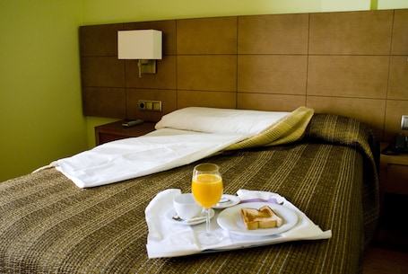 In-room safe, desk, soundproofing, cots/infant beds. 4C Puerta Europa