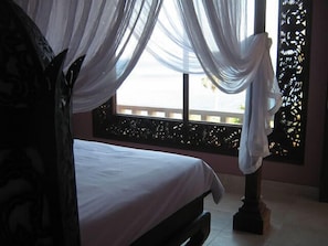 Minibar, in-room safe, desk, free cots/infant beds - Baliku Dive Resort (Karangasem)