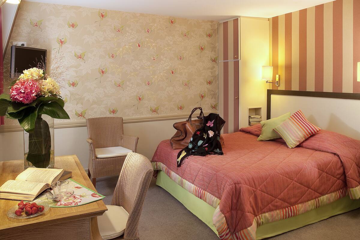 Superior Room | In-room safe, blackout drapes, soundproofing