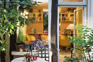 Outdoor dining - Hotel d'Albion (Paris)