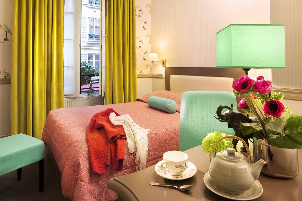 In-room safe, blackout drapes, soundproofing