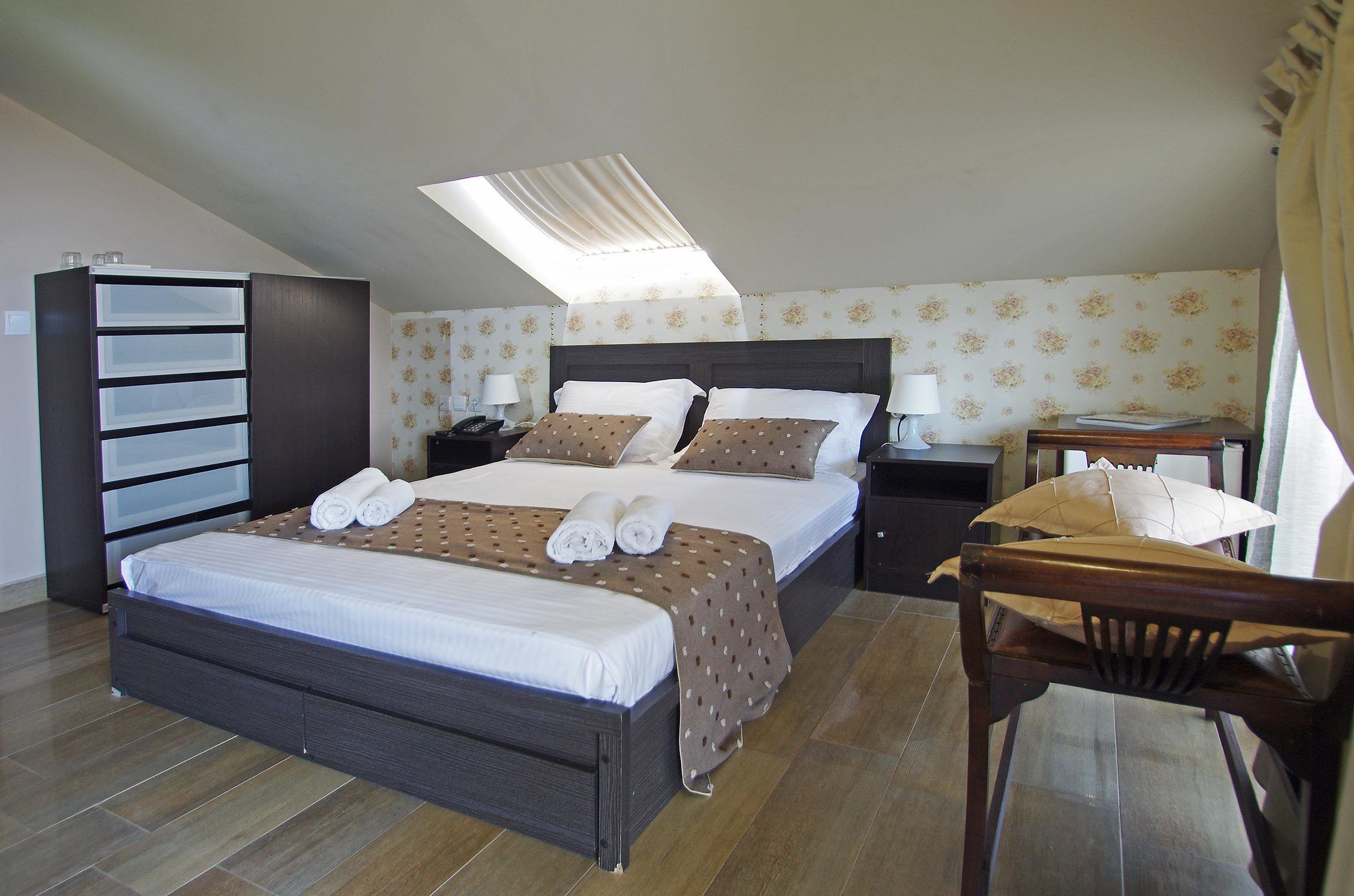 deluxe suite, hot tub, sea view | in-room safe, desk, soundproofing, iron/ironing board