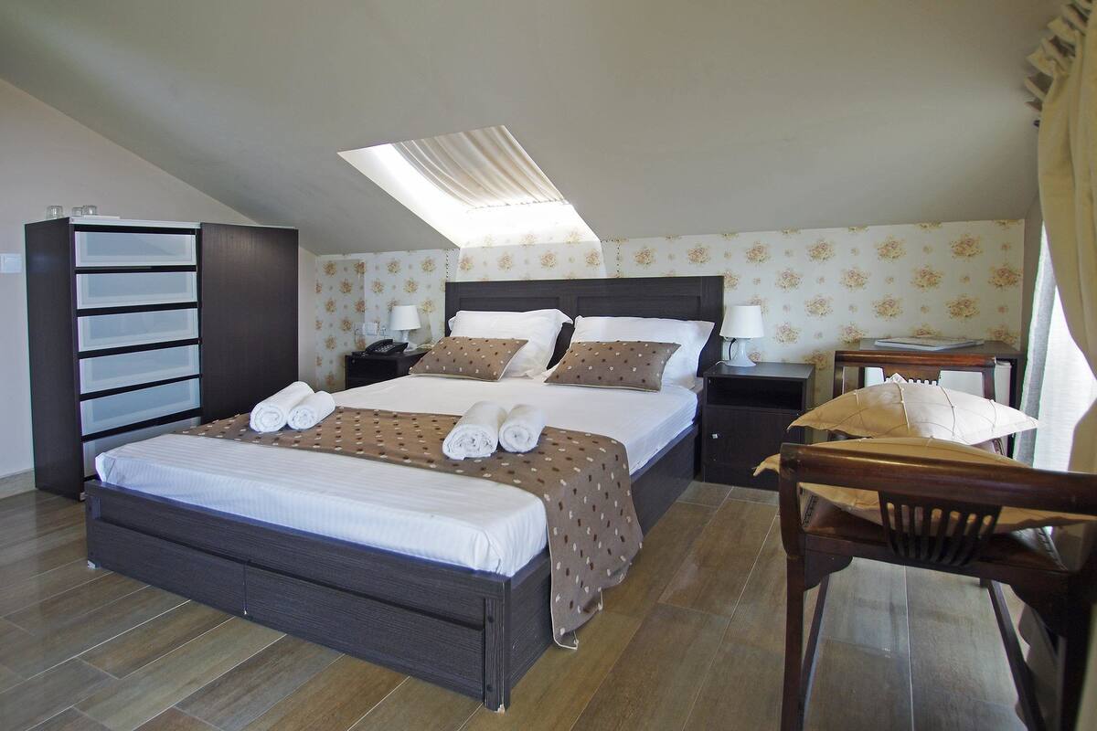 deluxe suite, hot tub, sea view | in-room safe, desk, soundproofing, iron/ironing board