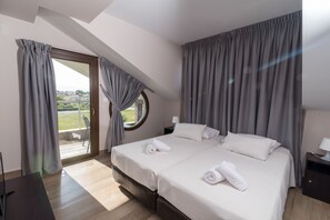 Habitación doble superior | Caja de seguridad en la habitación, escritorio y insonorización 