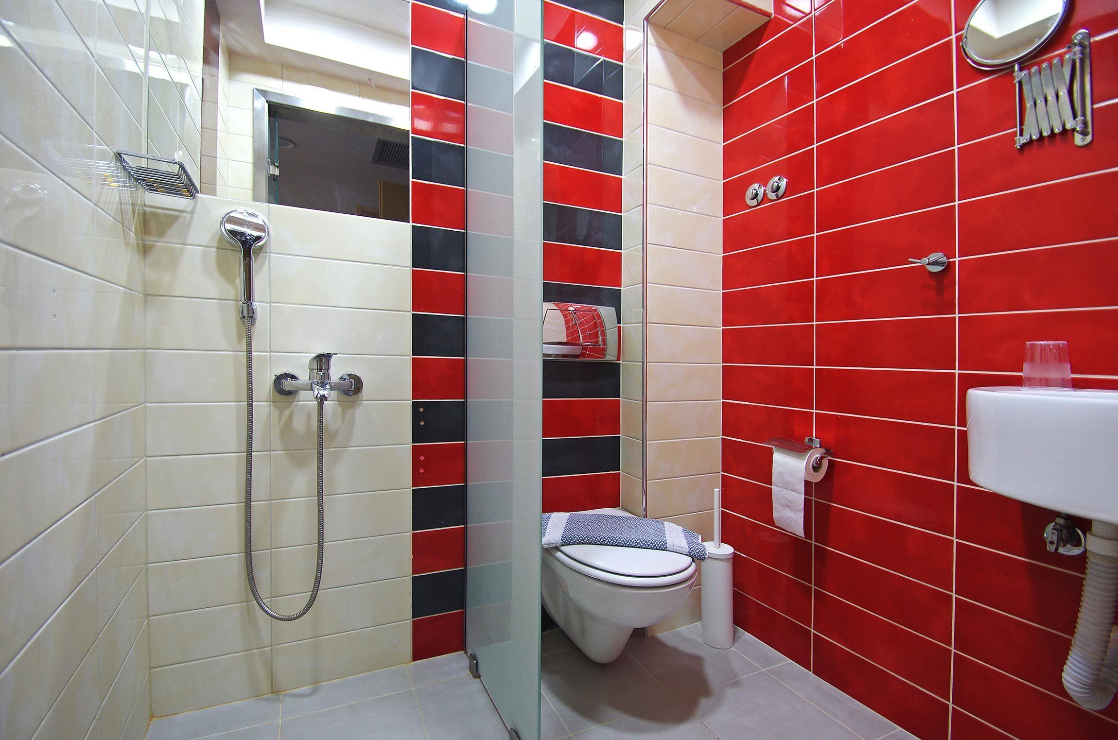 standard triple room | bathroom | shower, free toiletries, hair dryer, slippers