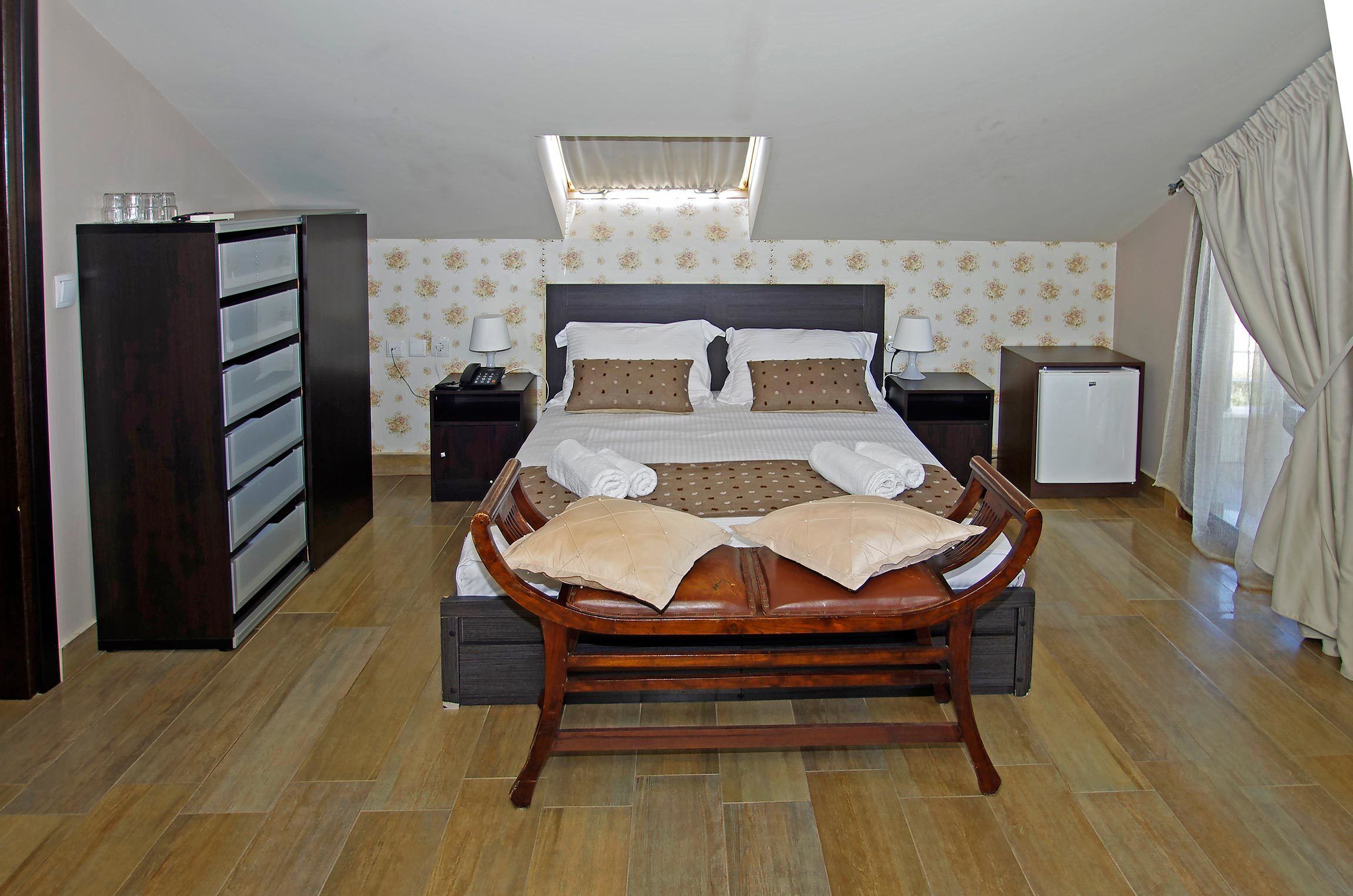 deluxe suite, hot tub, sea view | in-room safe, desk, soundproofing, iron/ironing board