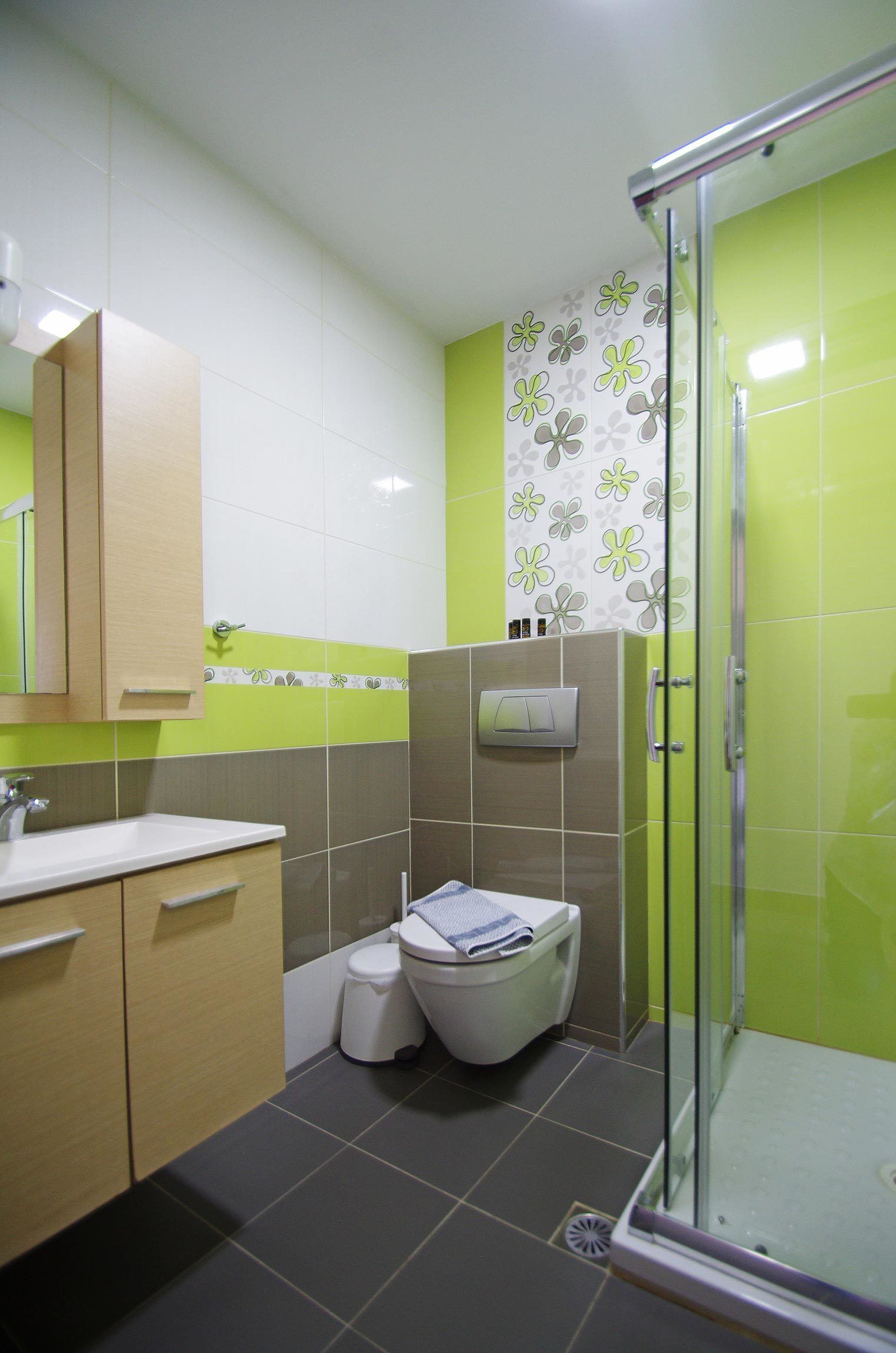 standard double room | bathroom | shower, free toiletries, hair dryer, slippers