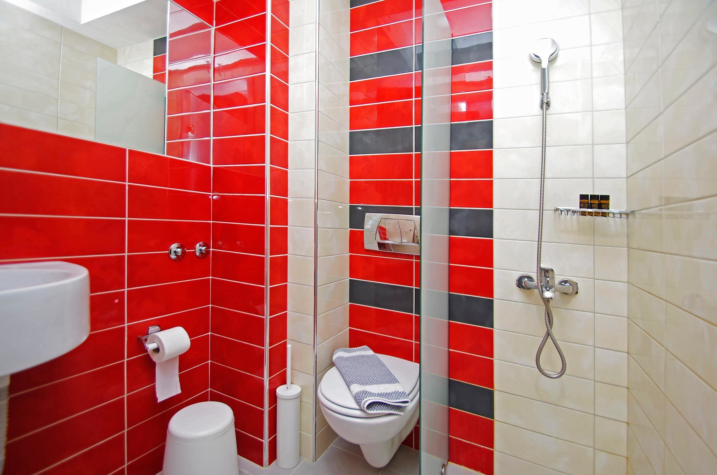 standard double room | bathroom | shower, free toiletries, hair dryer, slippers