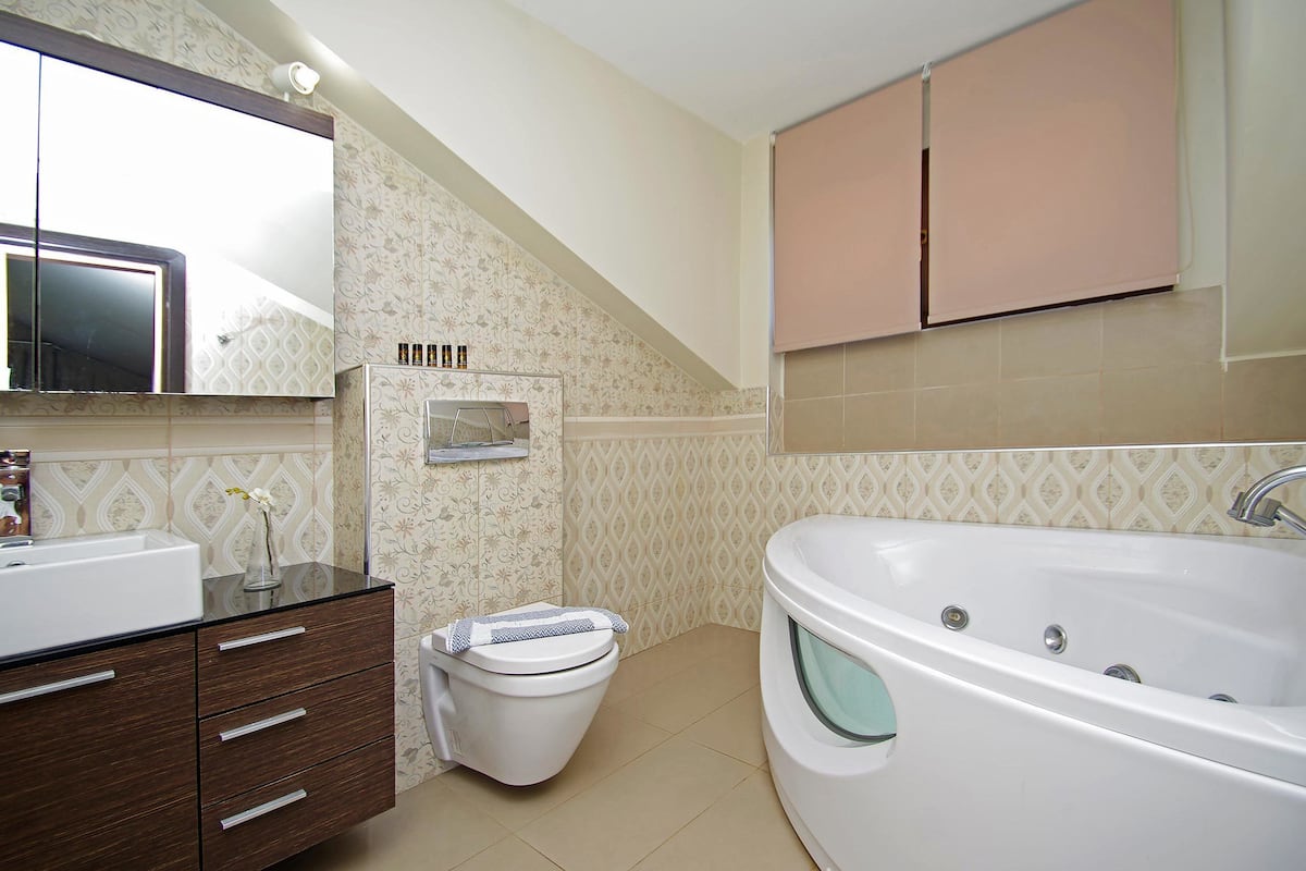 deluxe suite, hot tub, sea view | bathroom | shower, free toiletries, hair dryer, slippers