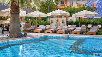 Piscine extérieure, parasols de plage, chaises longues