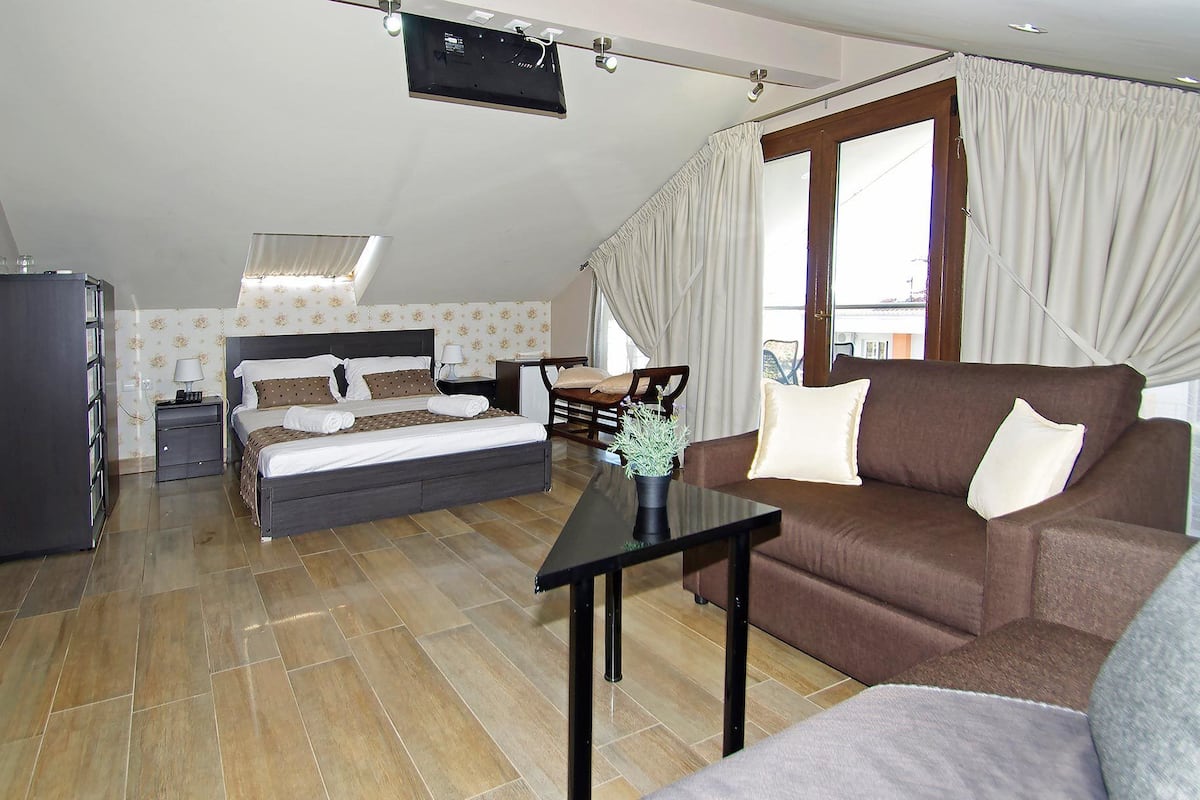 deluxe suite, hot tub, sea view | in-room safe, desk, soundproofing, iron/ironing board