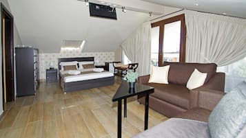 Suite Deluxe, bañera de hidromasaje, vistas al mar | Caja fuerte, escritorio, sistema de insonorización