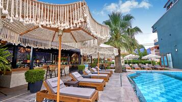 Außenpool, geöffnet von 09:00 Uhr bis 20:30 Uhr, Sonnenschirme