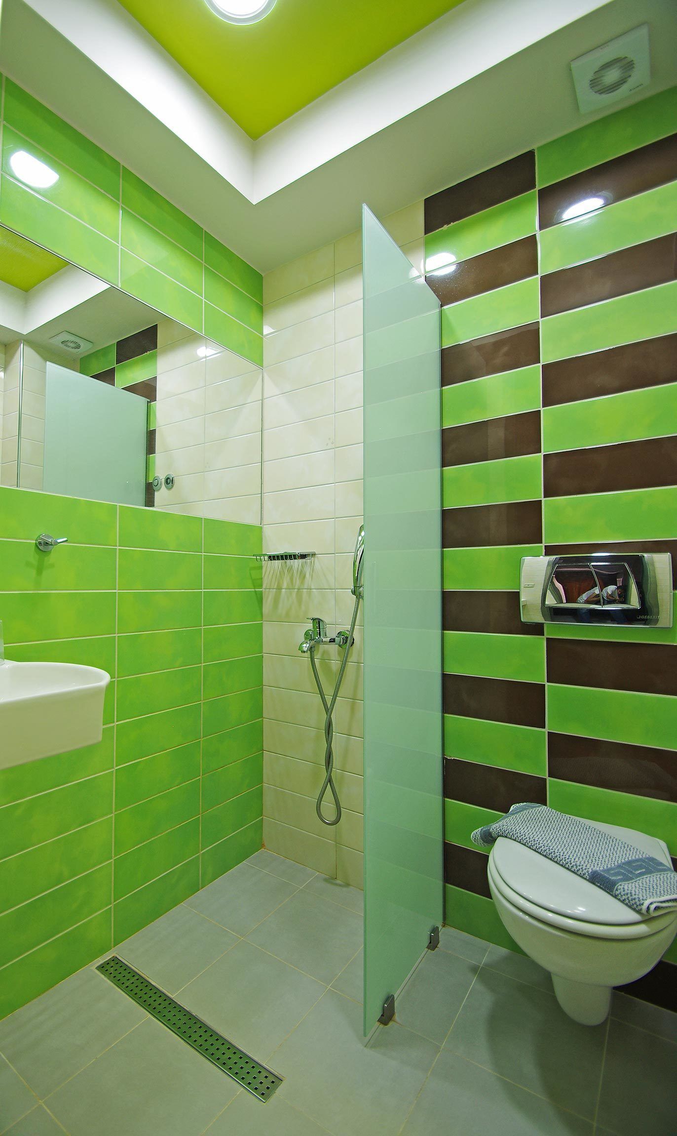 standard triple room | bathroom | shower, free toiletries, hair dryer, slippers