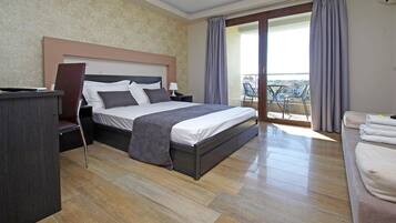 Standard-Doppelzimmer | Zimmersafe, Schreibtisch, schallisolierte Zimmer, Bügeleisen/Bügelbrett