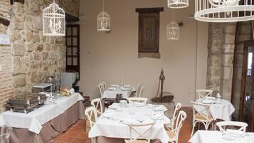 Daily continental breakfast (EUR 7.50 per person)