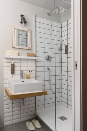 Basic Double Room | Bathroom | Shower, eco-friendly toiletries, hair dryer, slippers - Salotto Monti (Rome)