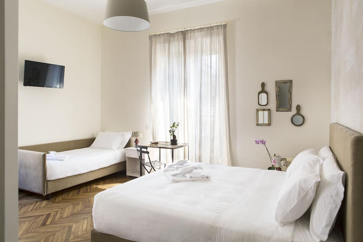 1 bedroom, Egyptian cotton sheets, premium bedding, down comforters