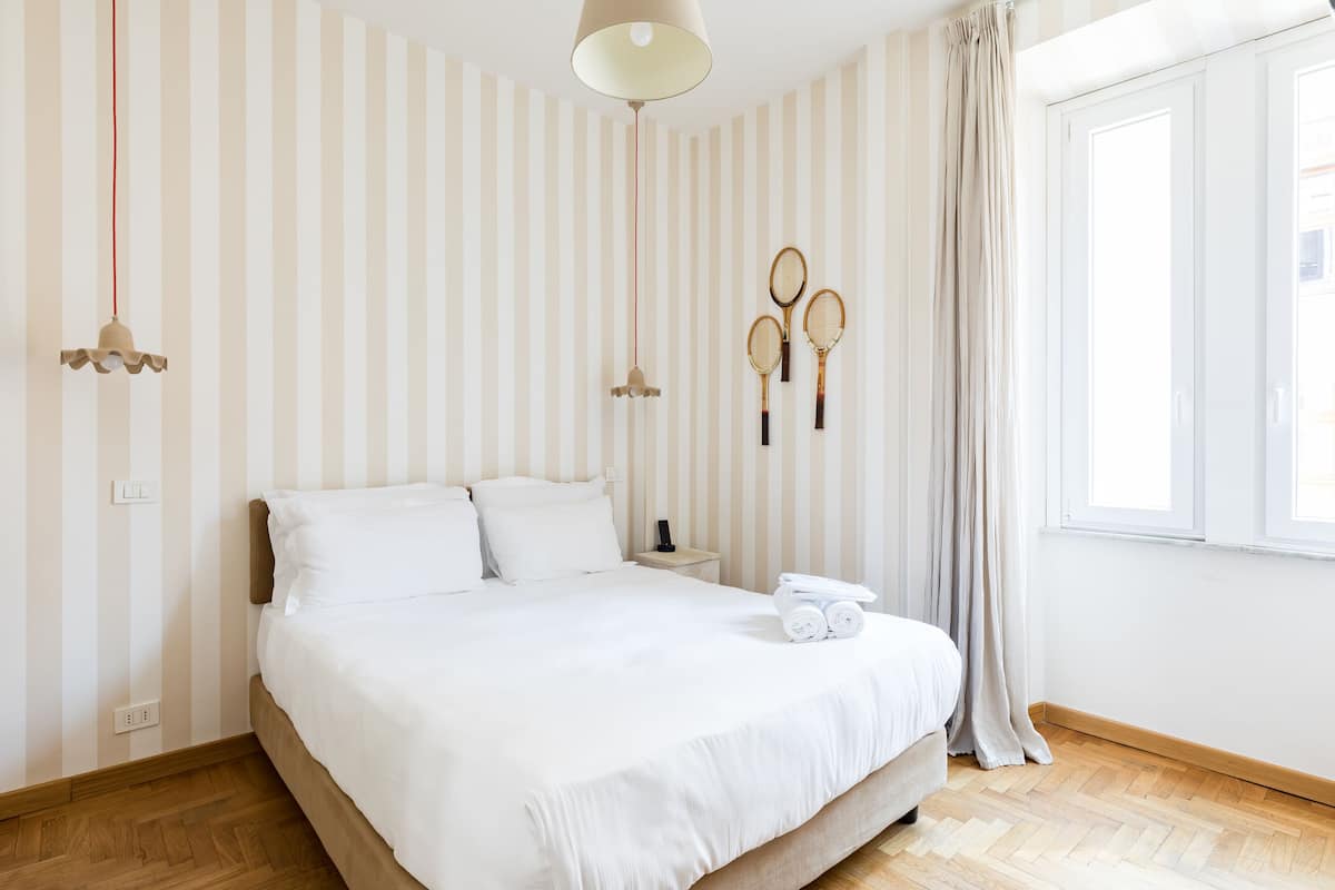 1 bedroom, Egyptian cotton sheets, premium bedding, down comforters
