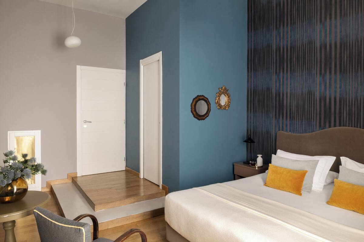 Ein Schlafzimmer mit Bett, Nachttisch und Tür.