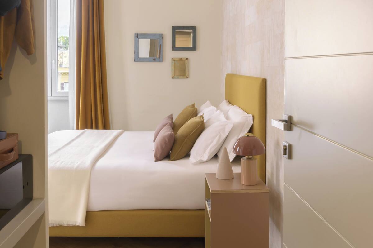 Ein Schlafzimmer mit Bett, Nachttisch und Kleiderschrank.