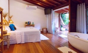 Minibar, in-room safe, blackout curtains, bed sheets - Pousada Riacho dos Cambucás (Angra dos Reis)